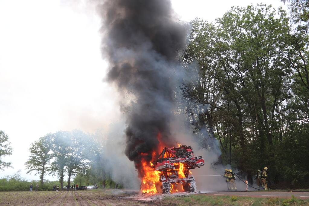Zelfrijdende veldspuit brand volledig uit