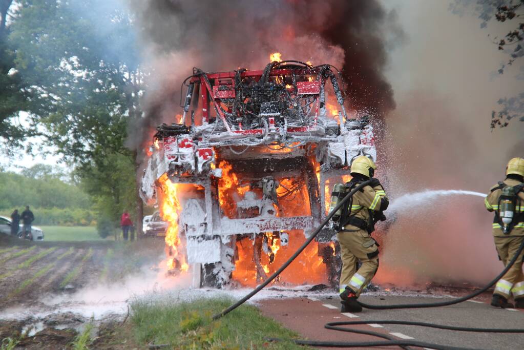 Zelfrijdende veldspuit brand volledig uit