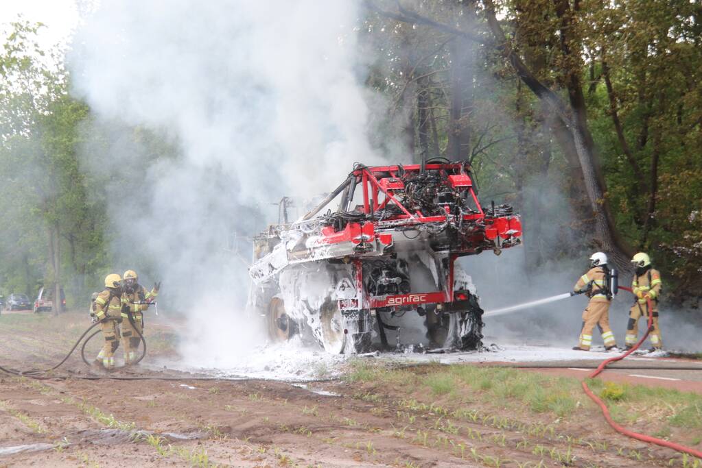 Zelfrijdende veldspuit brand volledig uit