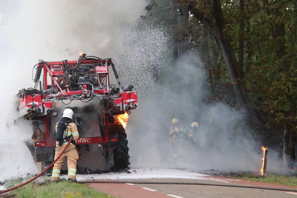 Zelfrijdende veldspuit brand volledig uit