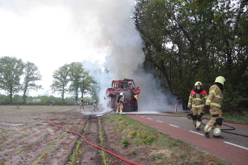 Zelfrijdende veldspuit brand volledig uit