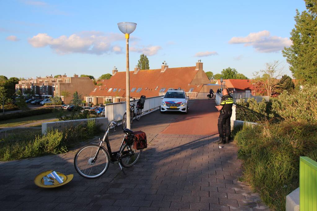 Fietser botst op lantaarnpaal