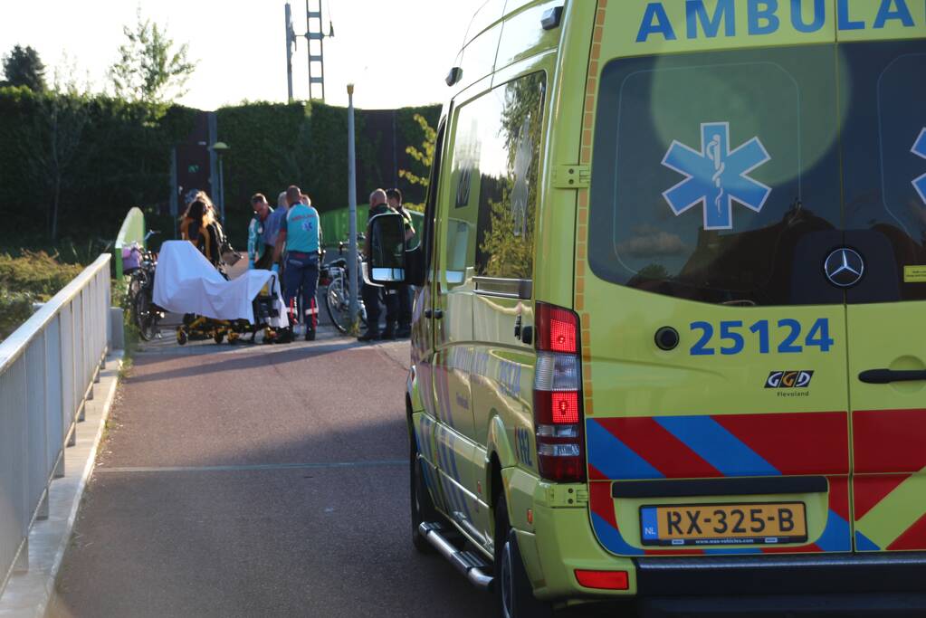 Fietser botst op lantaarnpaal