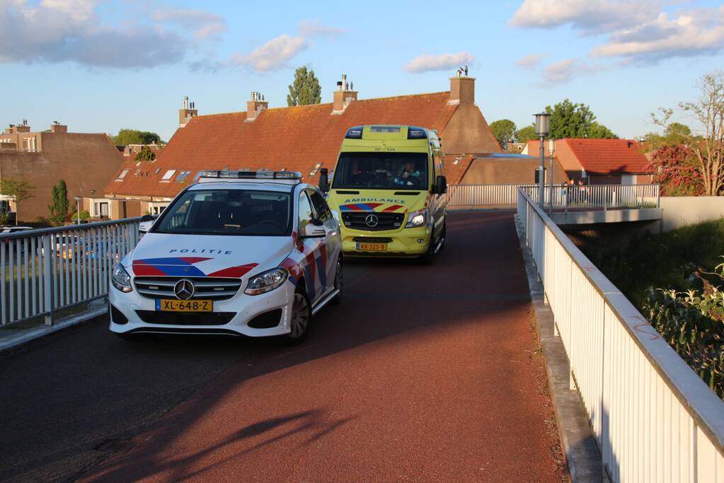 Fietser botst op lantaarnpaal