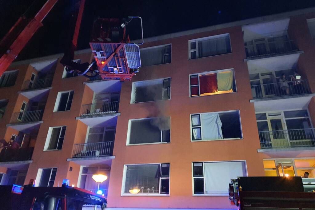 Brandweer redt vier personen van balkon bij brand in flat