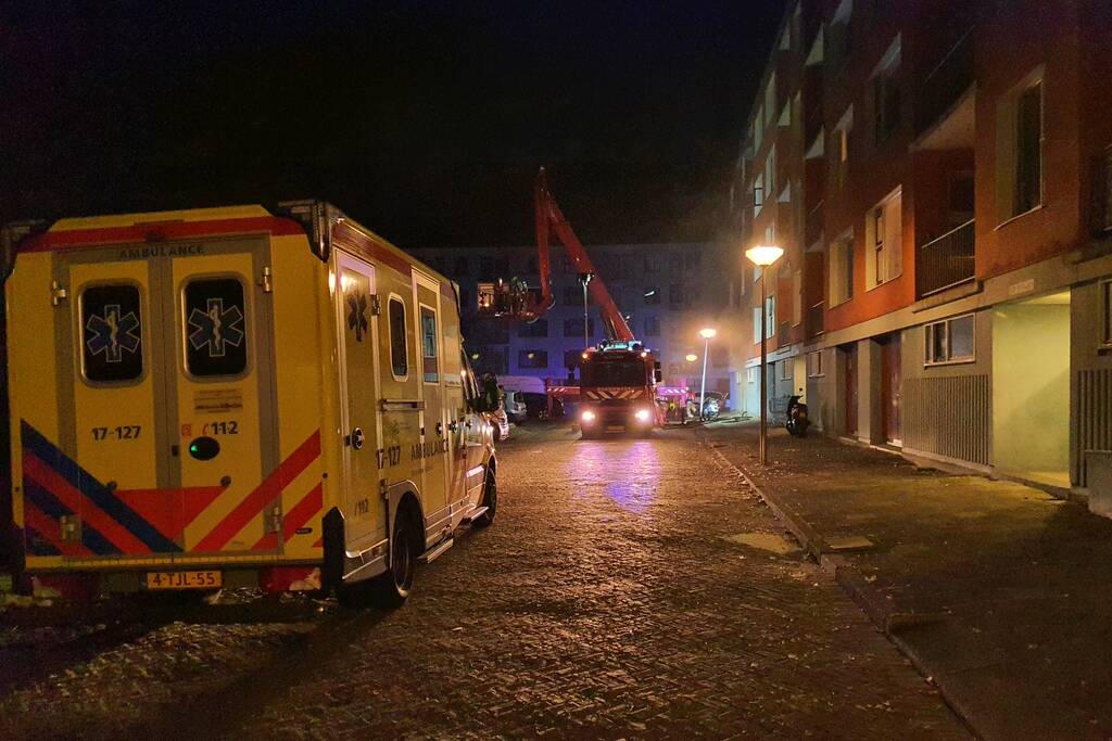 Brandweer redt vier personen van balkon bij brand in flat