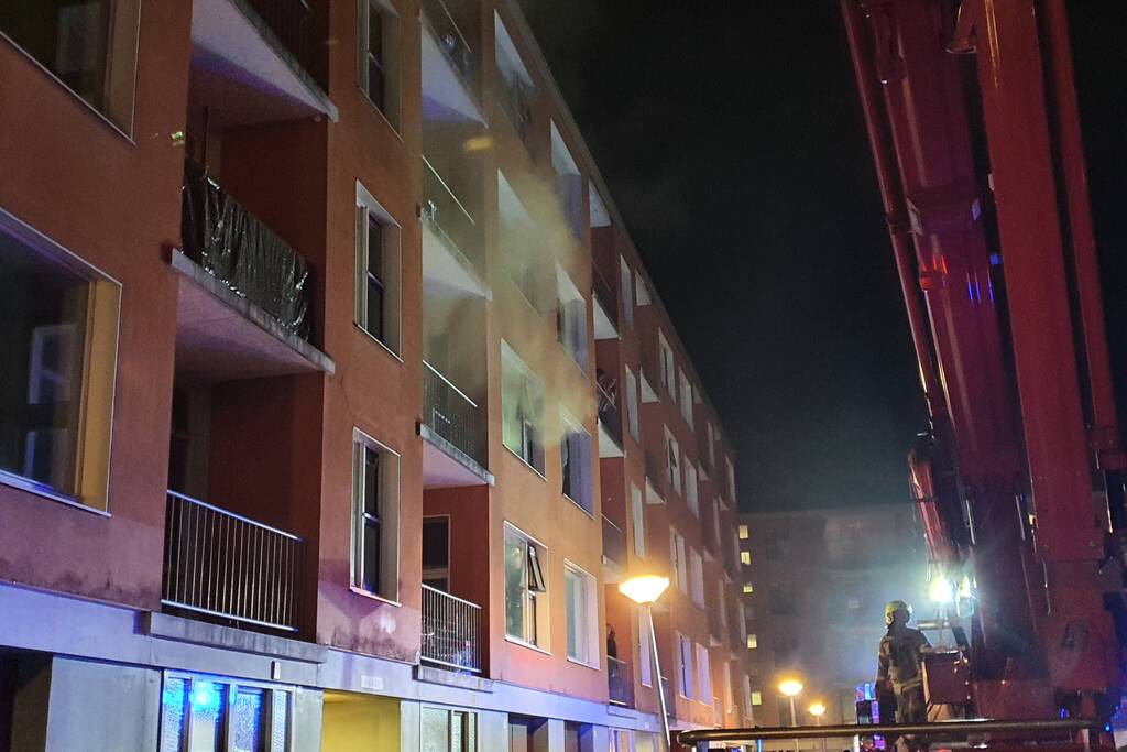 Brandweer redt vier personen van balkon bij brand in flat