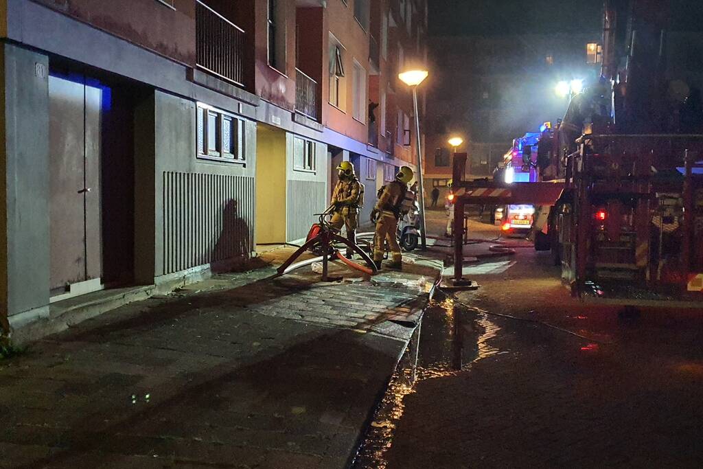 Brandweer redt vier personen van balkon bij brand in flat