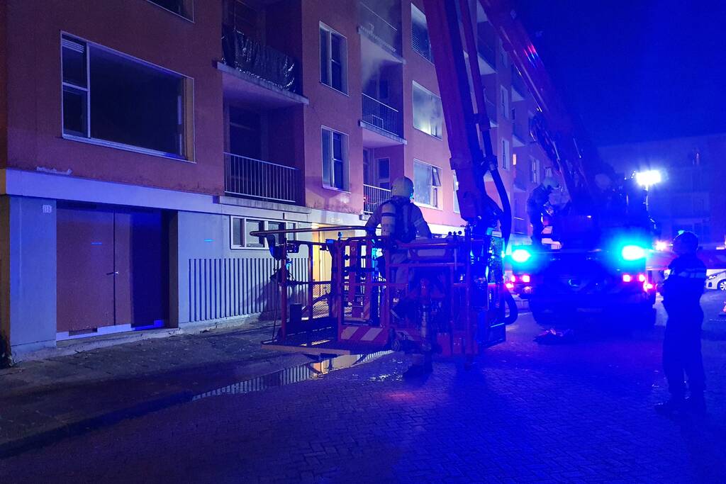 Brandweer redt vier personen van balkon bij brand in flat