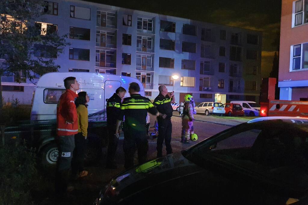 Brandweer redt vier personen van balkon bij brand in flat