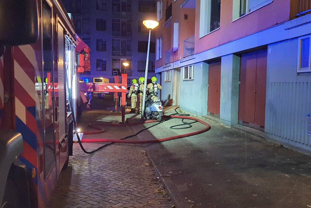 Brandweer redt vier personen van balkon bij brand in flat