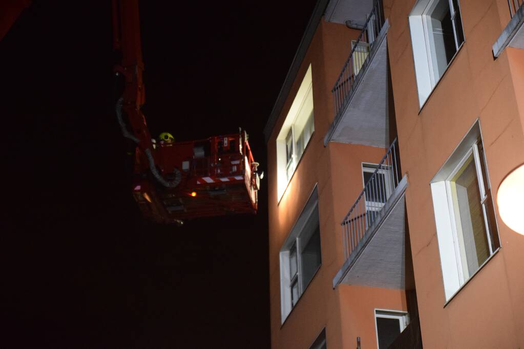 Brandweer redt vier personen van balkon bij brand in flat