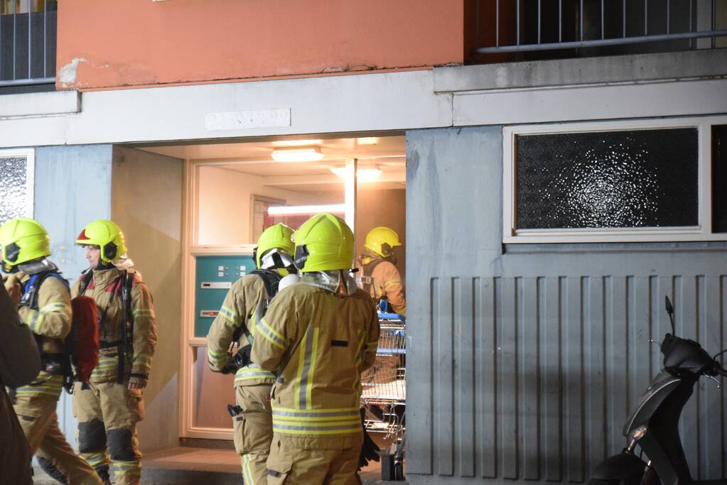 Brandweer redt vier personen van balkon bij brand in flat