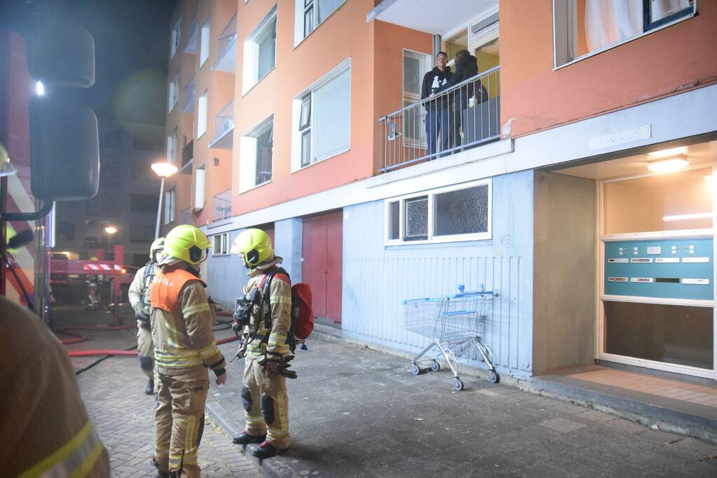 Brandweer redt vier personen van balkon bij brand in flat