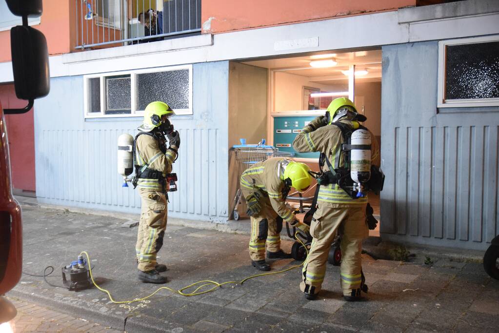 Brandweer redt vier personen van balkon bij brand in flat