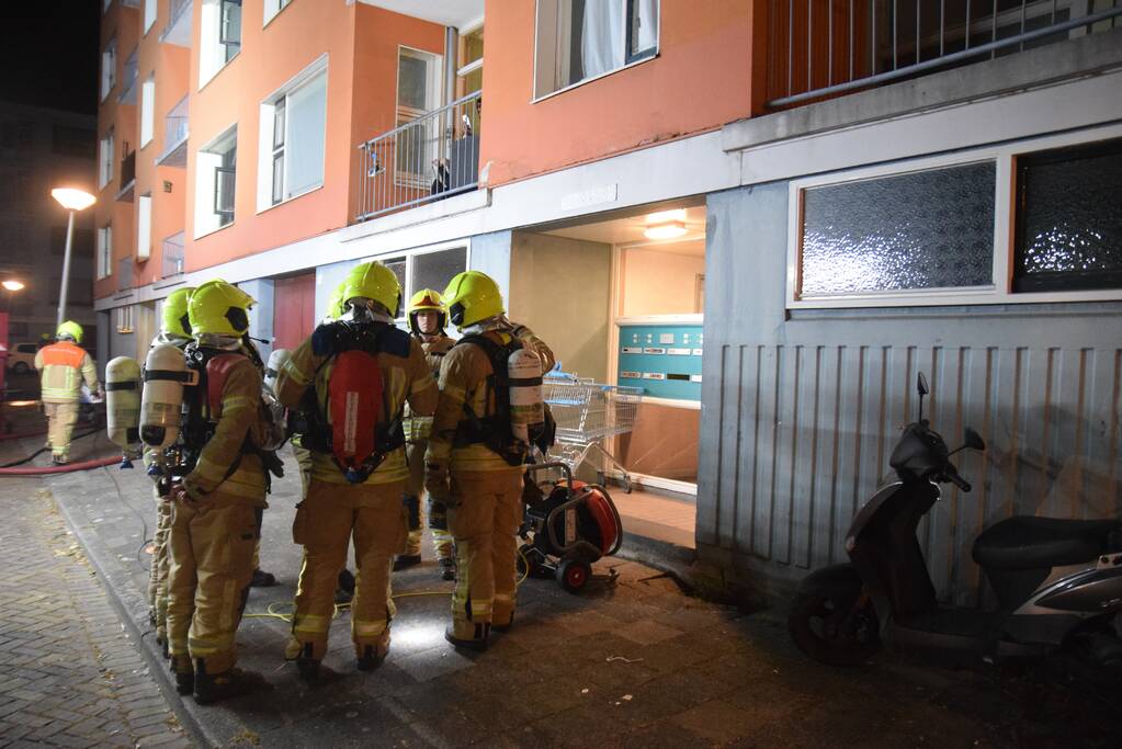 Brandweer redt vier personen van balkon bij brand in flat