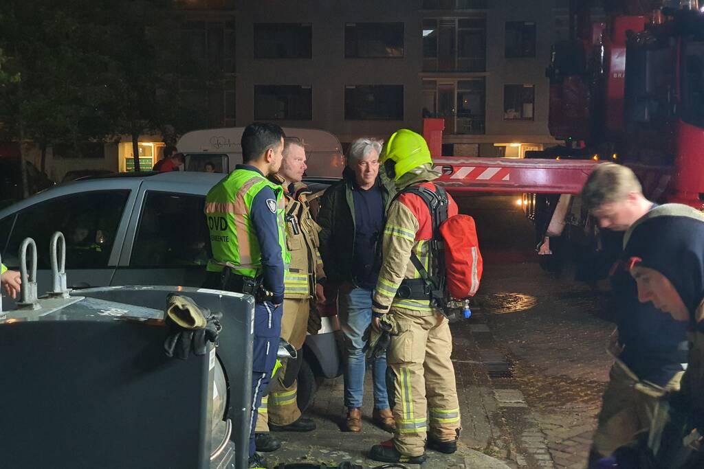 Brandweer redt vier personen van balkon bij brand in flat