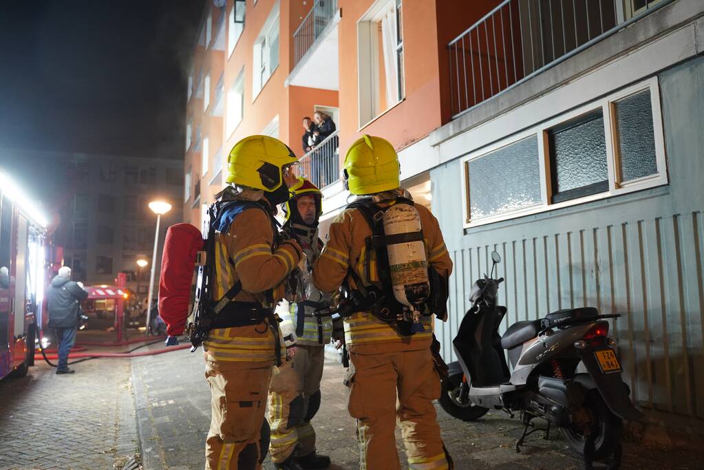 Brandweer redt vier personen van balkon bij brand in flat