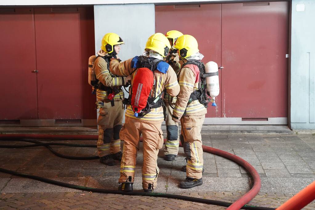 Brandweer redt vier personen van balkon bij brand in flat