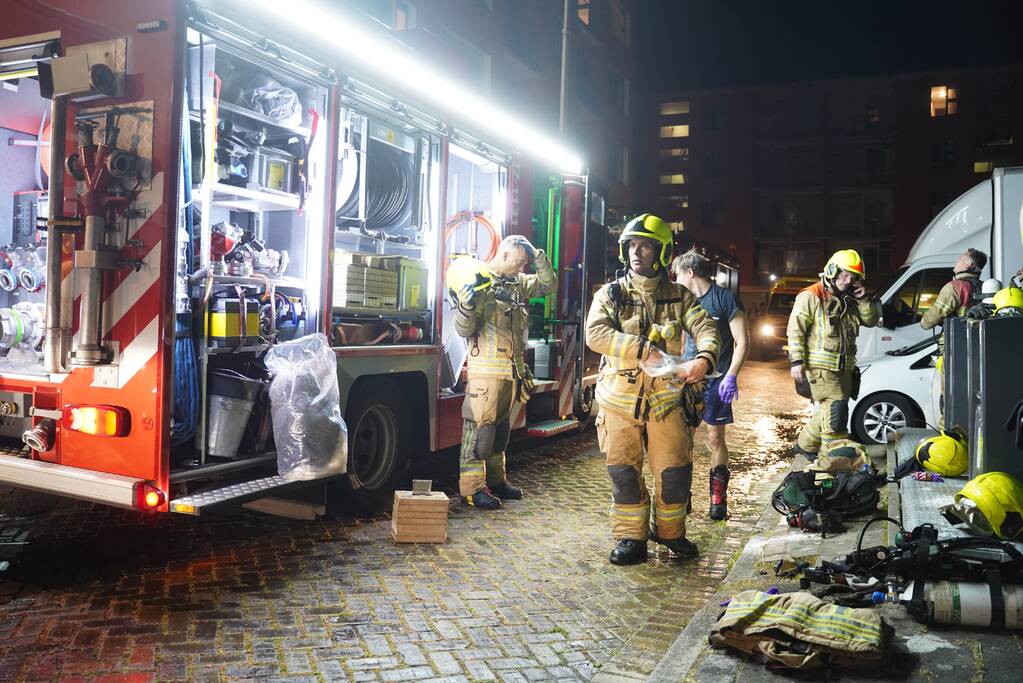 Brandweer redt vier personen van balkon bij brand in flat