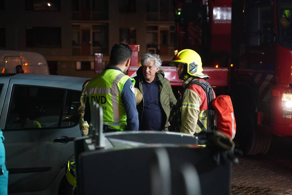 Brandweer redt vier personen van balkon bij brand in flat