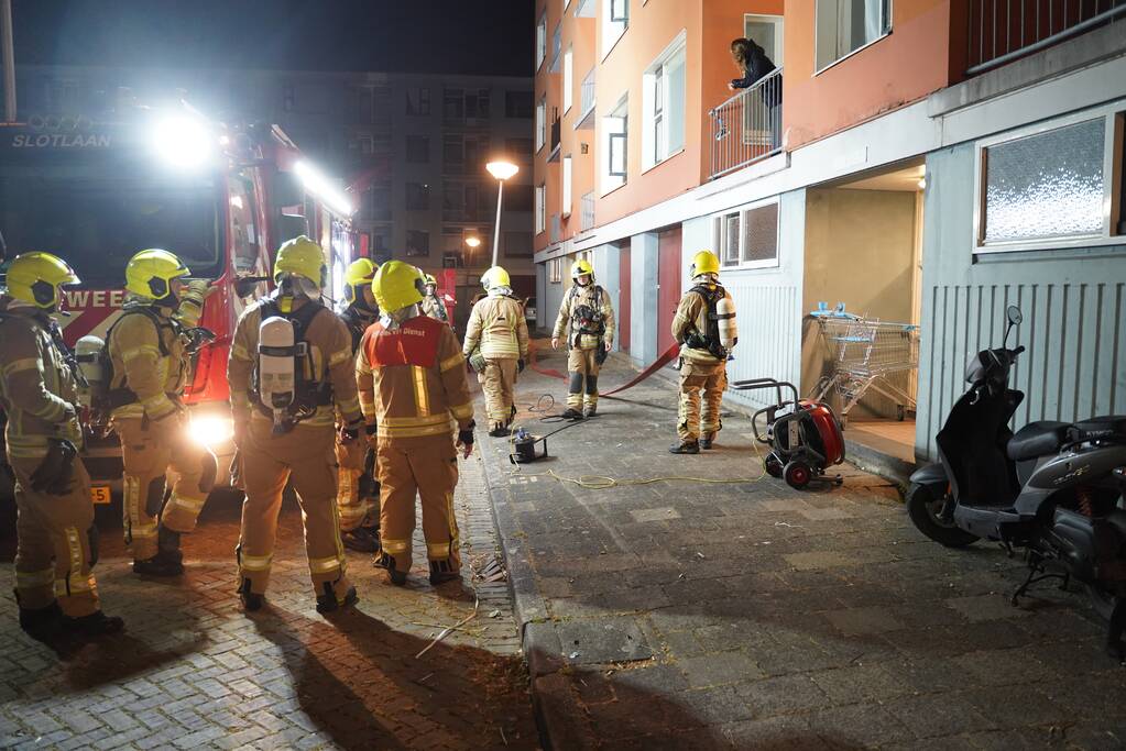 Brandweer redt vier personen van balkon bij brand in flat