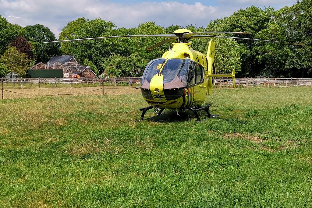 Zoekactie naar gewonde in bosgebied
