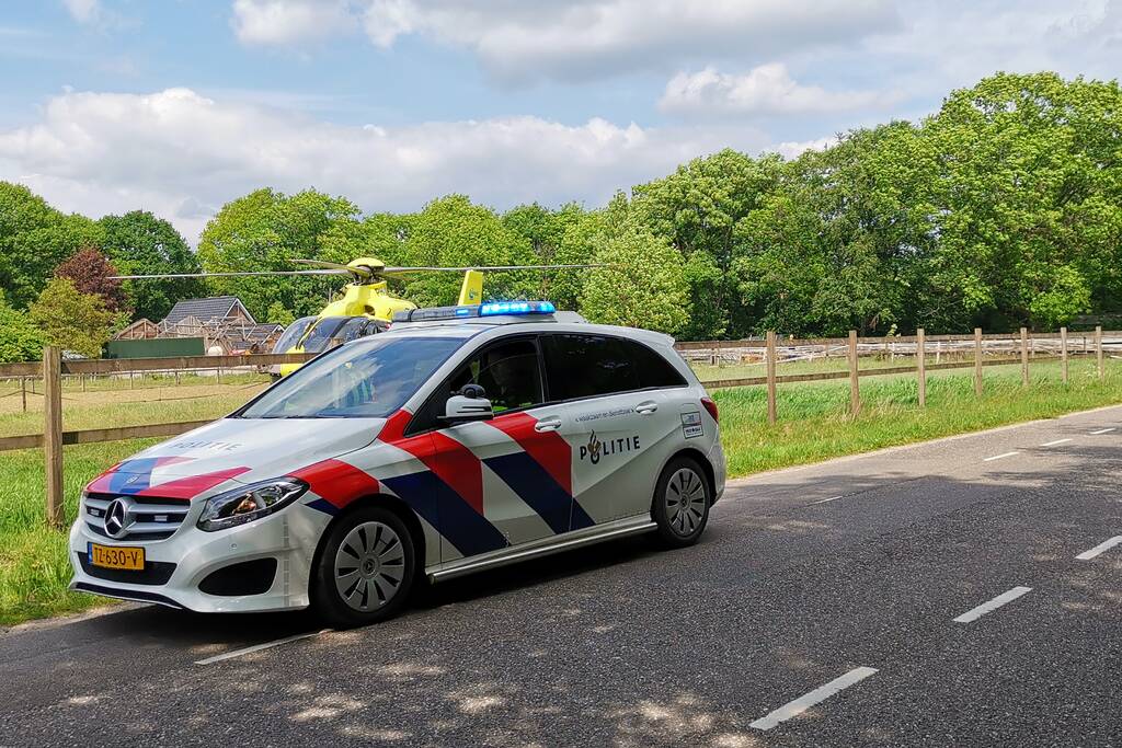 Zoekactie naar gewonde in bosgebied