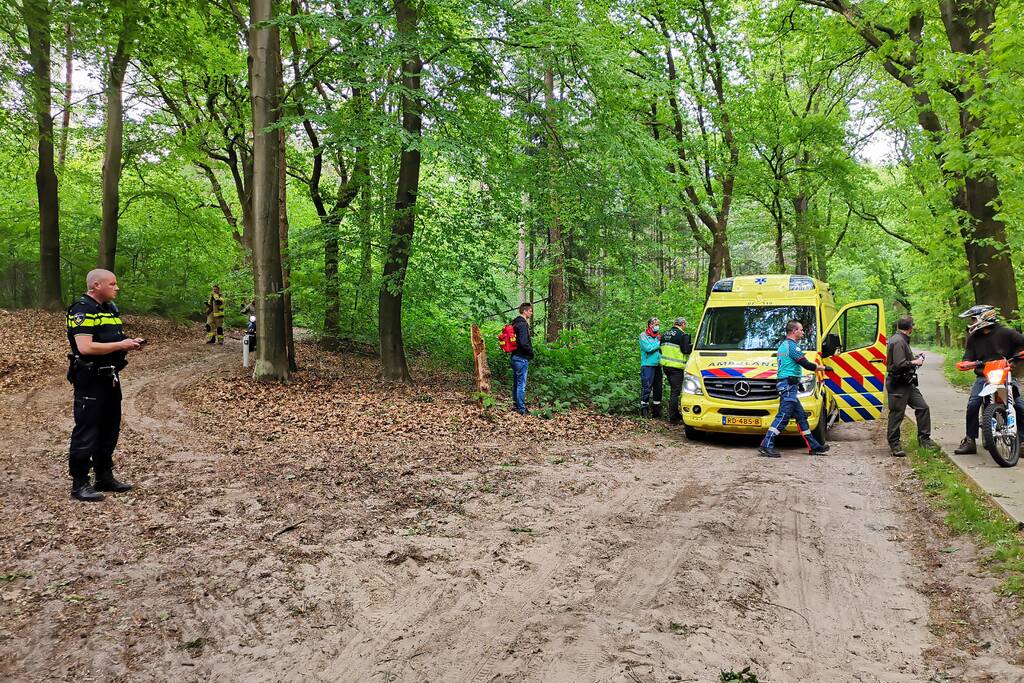 Zoekactie naar gewonde in bosgebied