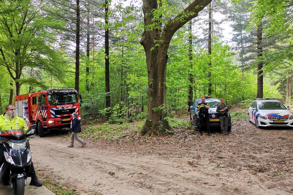Zoekactie naar gewonde in bosgebied
