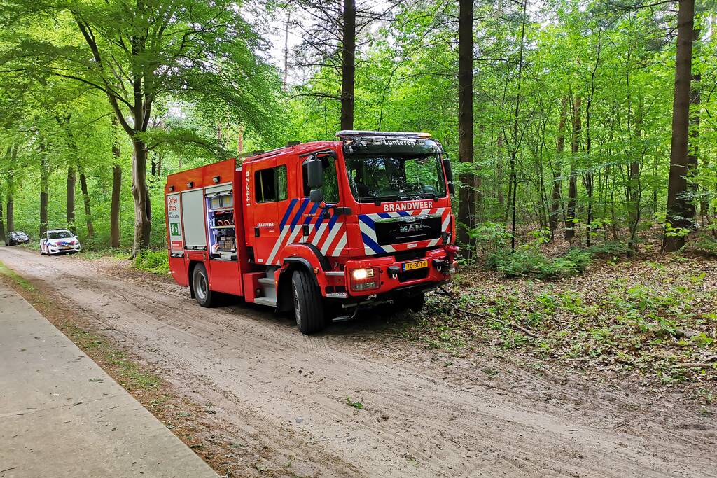 Zoekactie naar gewonde in bosgebied