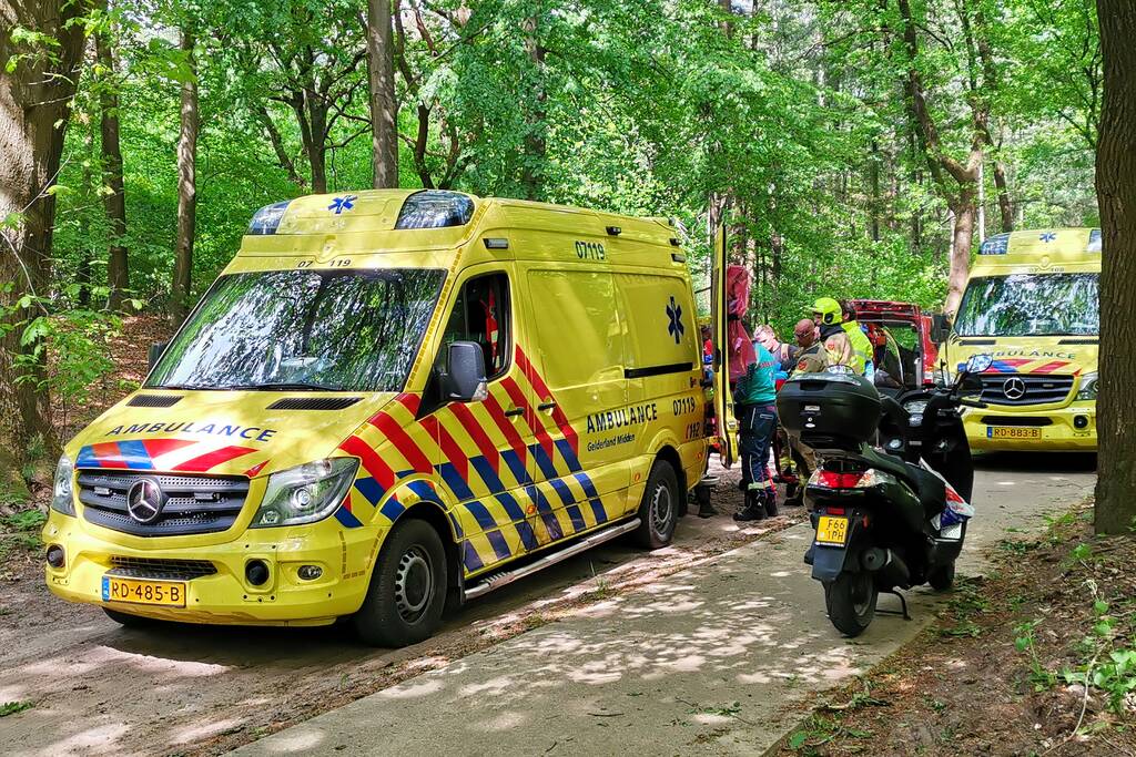 Zoekactie naar gewonde in bosgebied