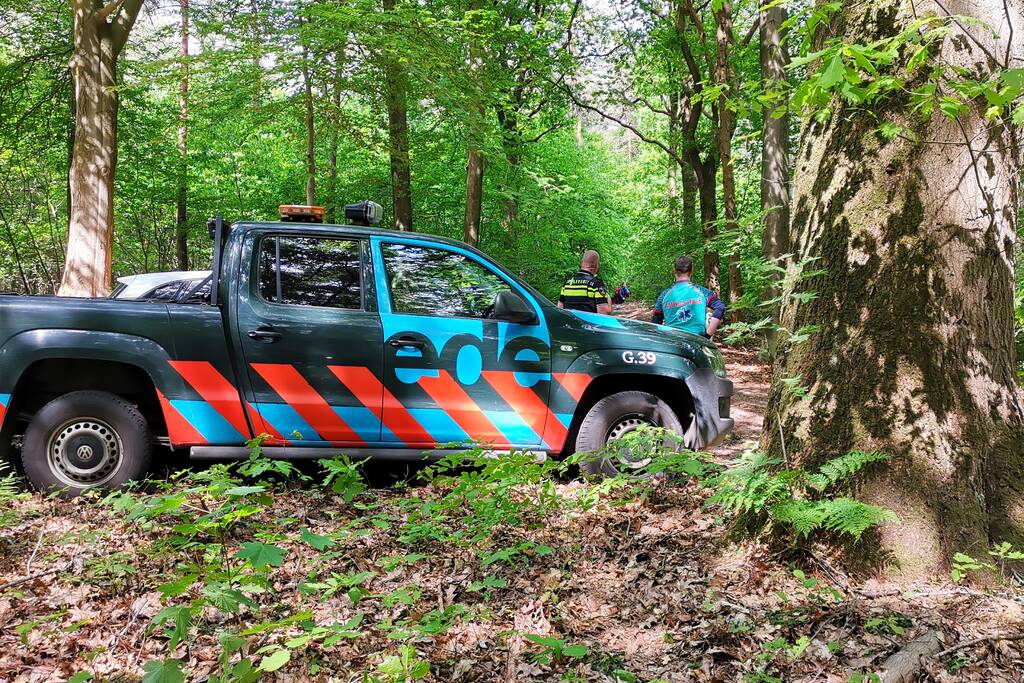 Zoekactie naar gewonde in bosgebied