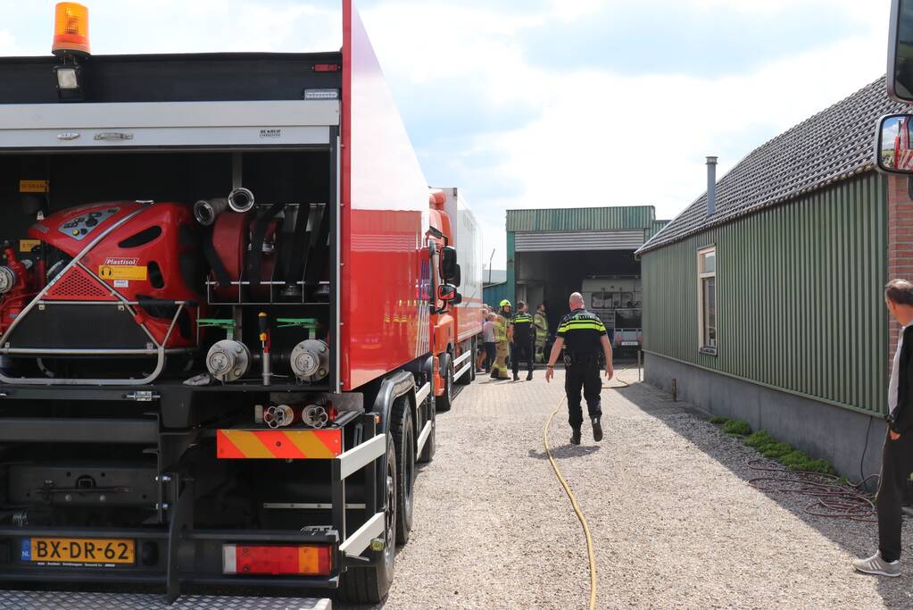 Dak van schuur in brand