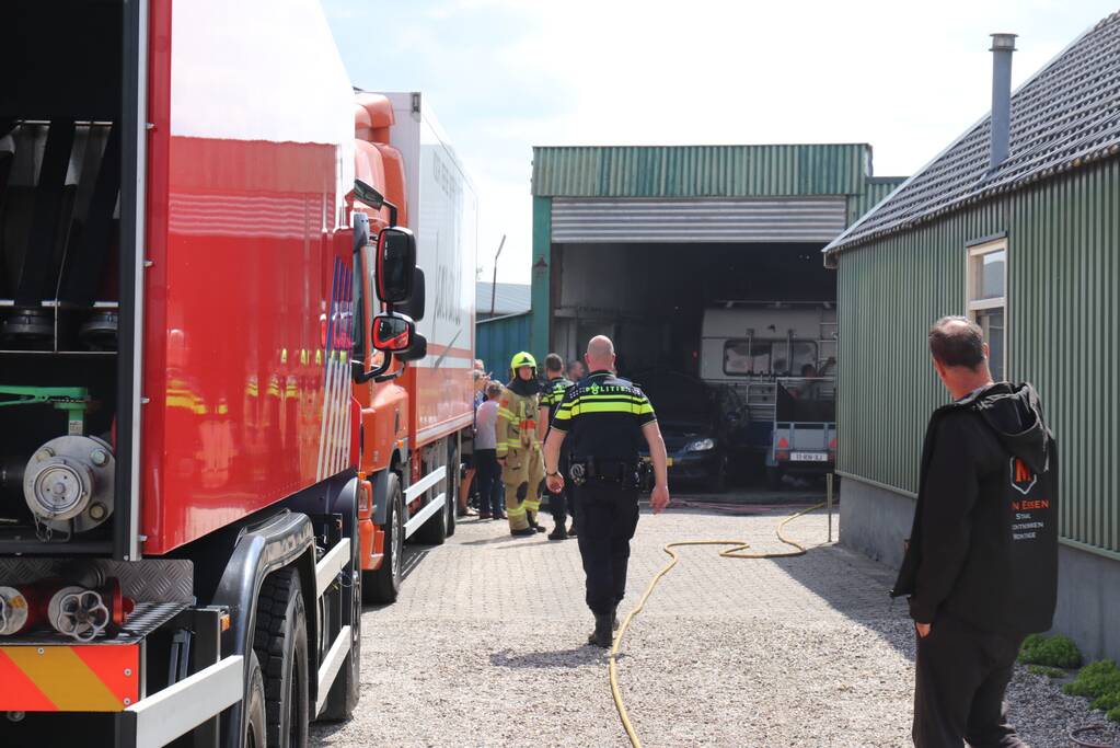 Dak van schuur in brand