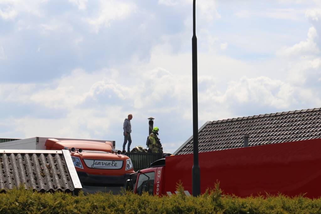 Dak van schuur in brand