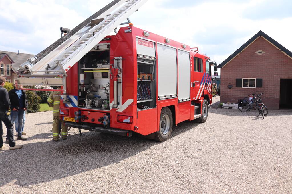 Dak van schuur in brand