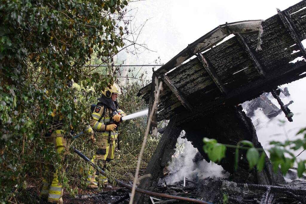Houten schuur bij tennisbanen brandt volledig uit