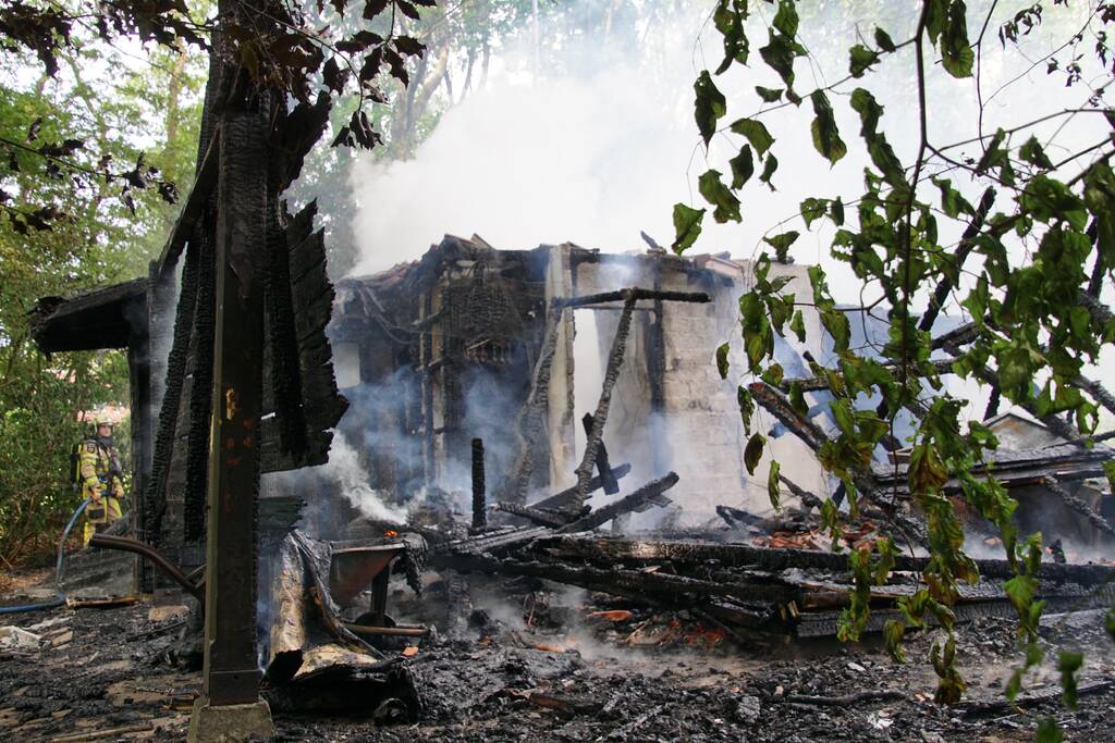 Houten schuur bij tennisbanen brandt volledig uit