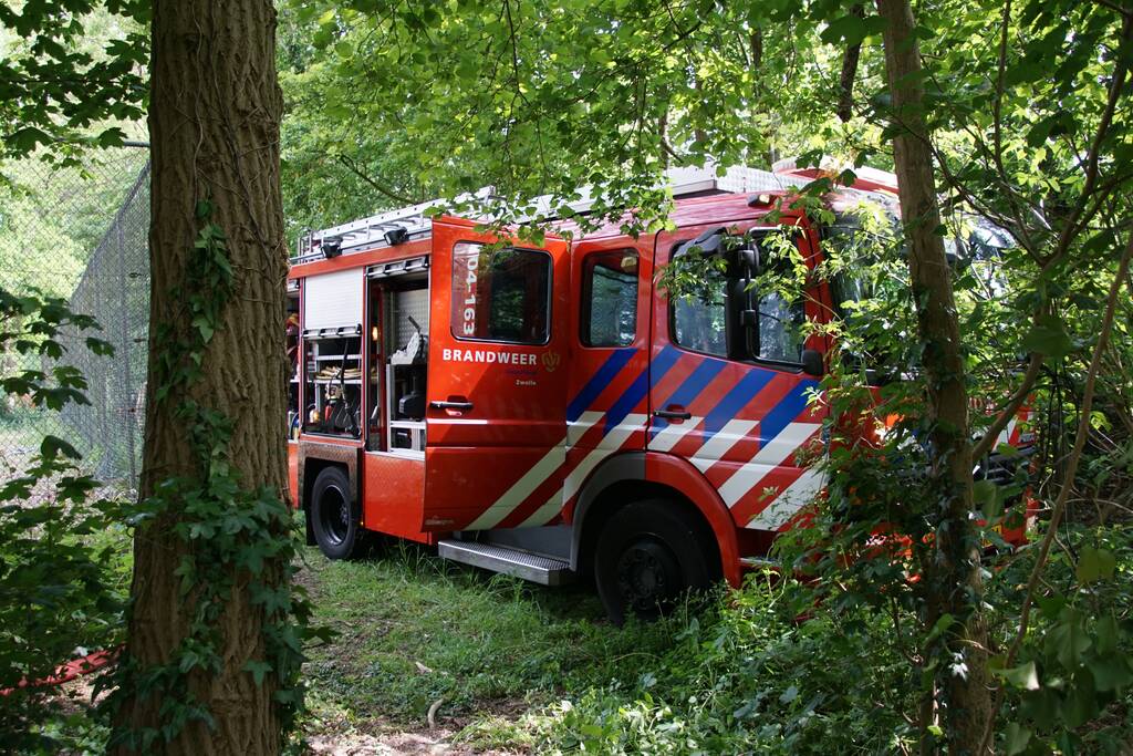 Houten schuur bij tennisbanen brandt volledig uit