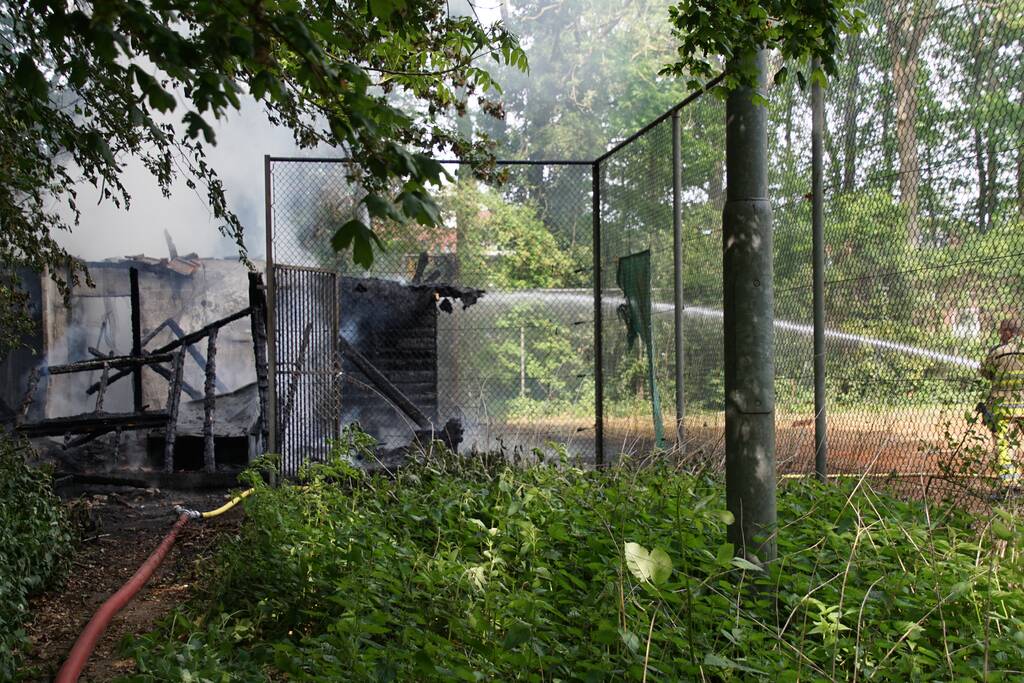 Houten schuur bij tennisbanen brandt volledig uit
