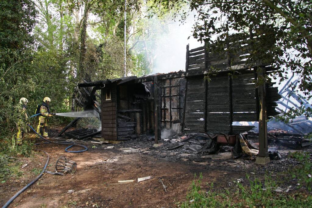 Houten schuur bij tennisbanen brandt volledig uit