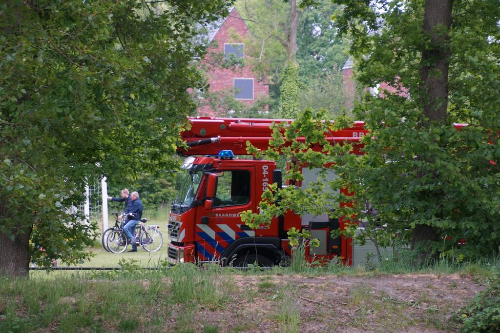Houten schuur bij tennisbanen brandt volledig uit