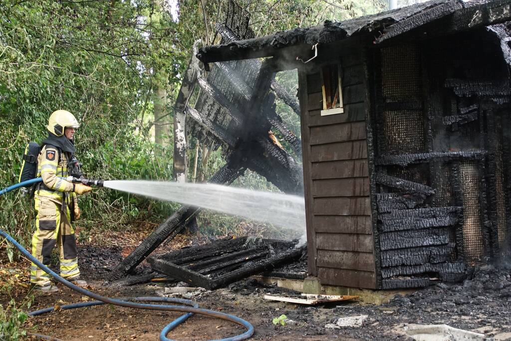 Houten schuur bij tennisbanen brandt volledig uit