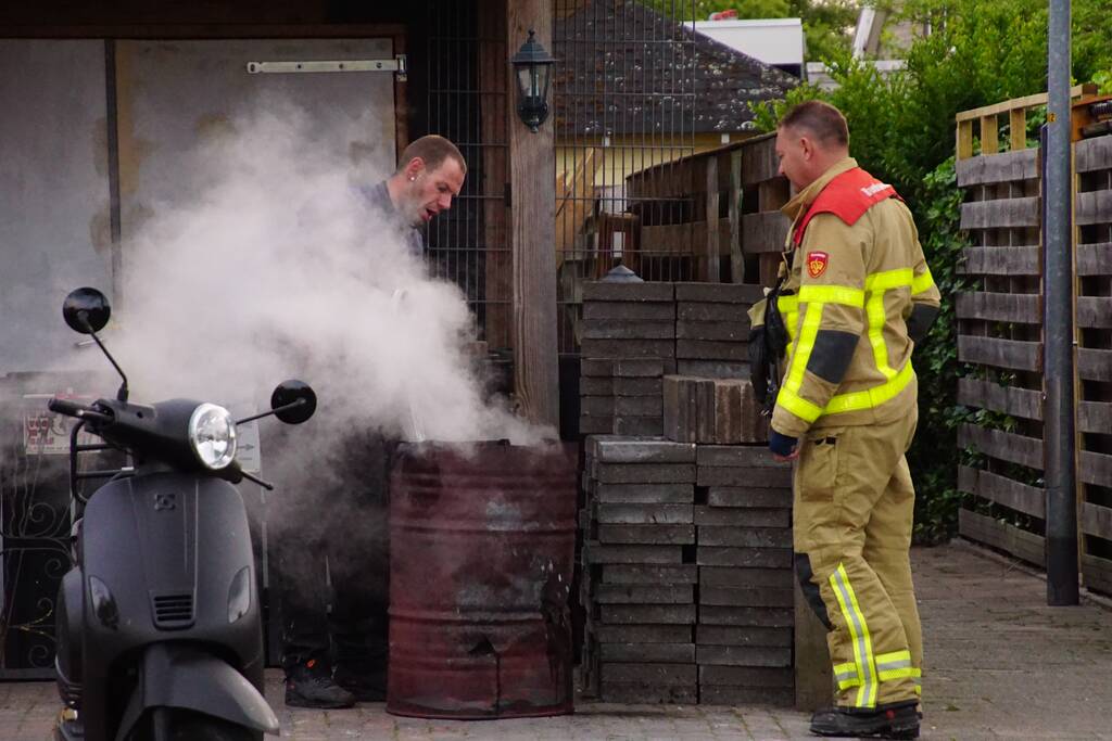 Vuurton geblust met emmer water