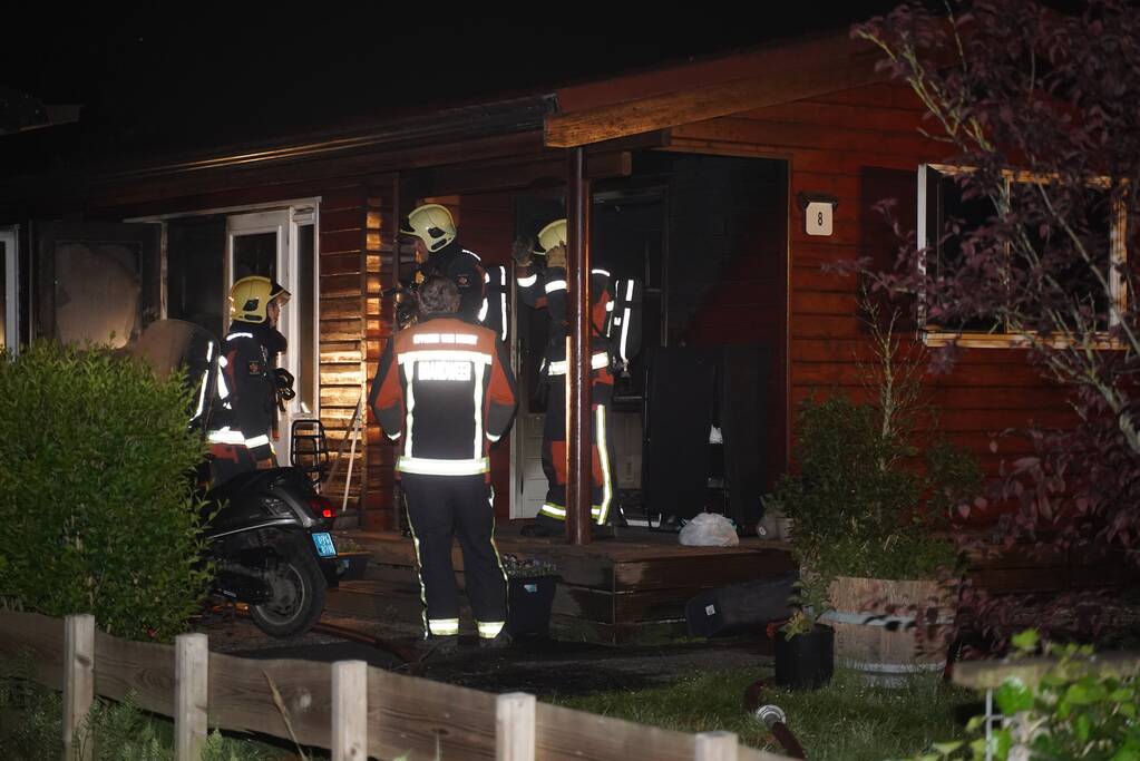 Hond overleden na brand in houten chalet