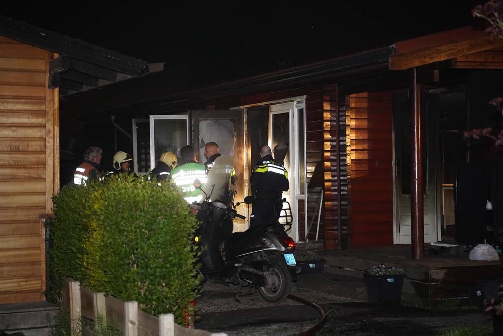 Hond overleden na brand in houten chalet