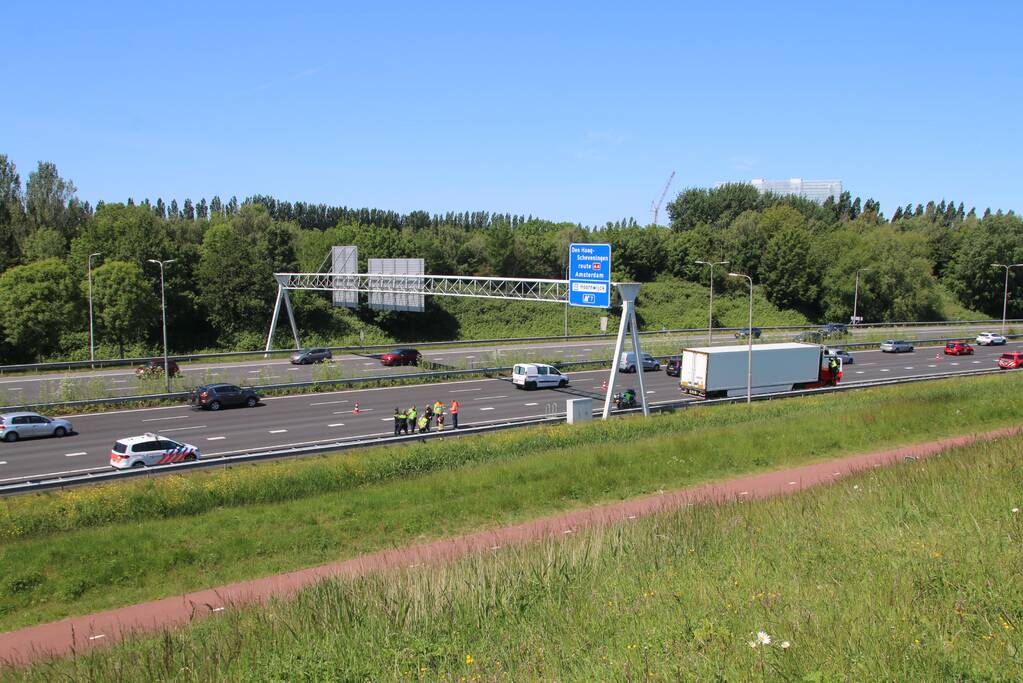 Rijstrook afgesloten door vrachtwagen met vastgelopen remmen