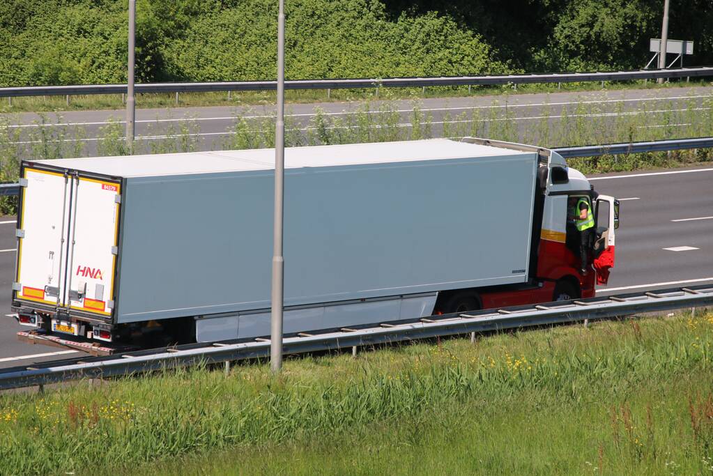 Rijstrook afgesloten door vrachtwagen met vastgelopen remmen