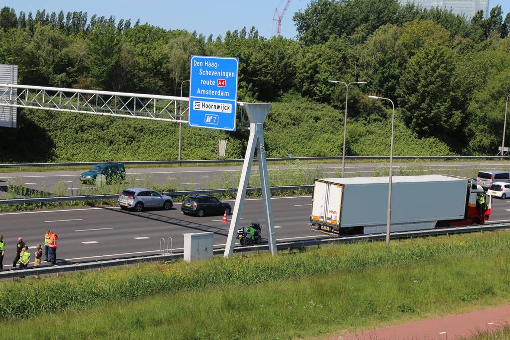 Rijstrook afgesloten door vrachtwagen met vastgelopen remmen